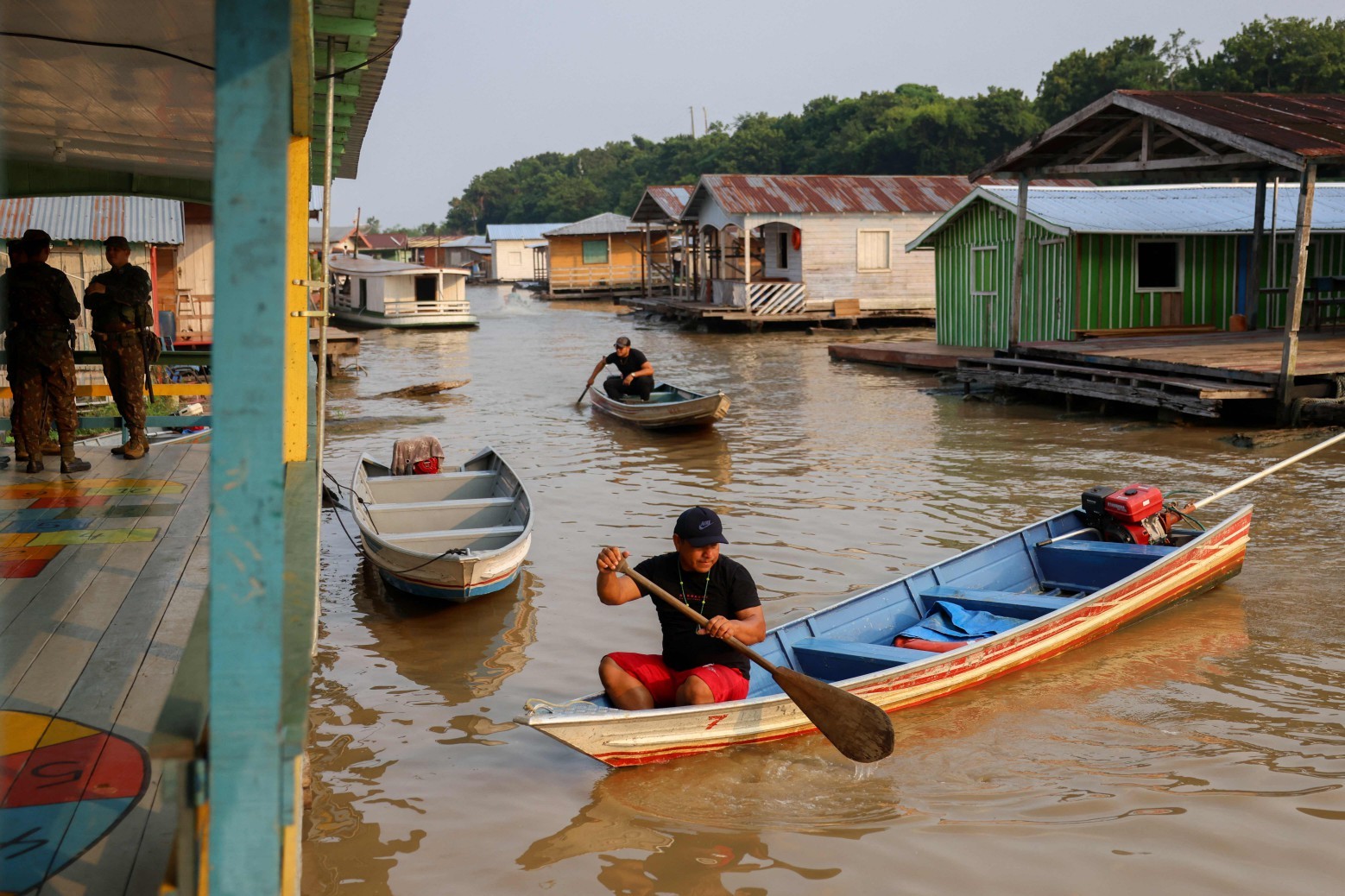 Afonso Alves Neves, 45, chega de barco a uma seção eleitoral na comunidade Lago do Catalão, em Iranduba, estado do Amazonas — Foto: MICHAEL DANTAS / AFP