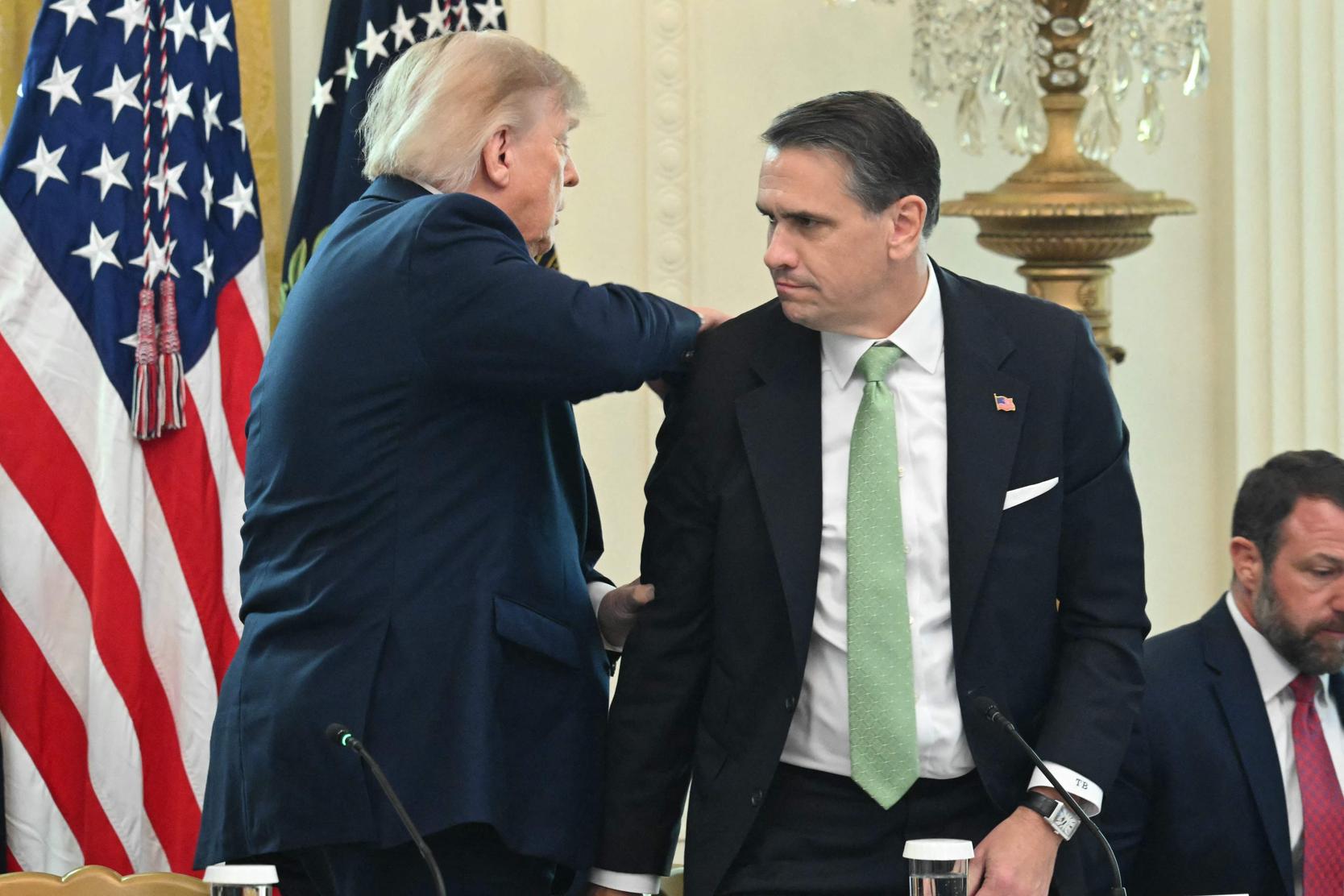 Democratas pedem procurador especial para investigar os laços de Trump com Epstein