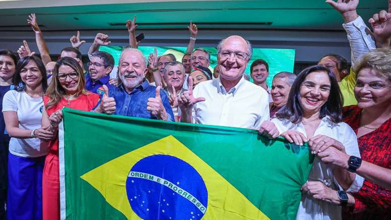 Lula 2022 e 2026: Quem esteve ao lado do presidente em discursos da vitória