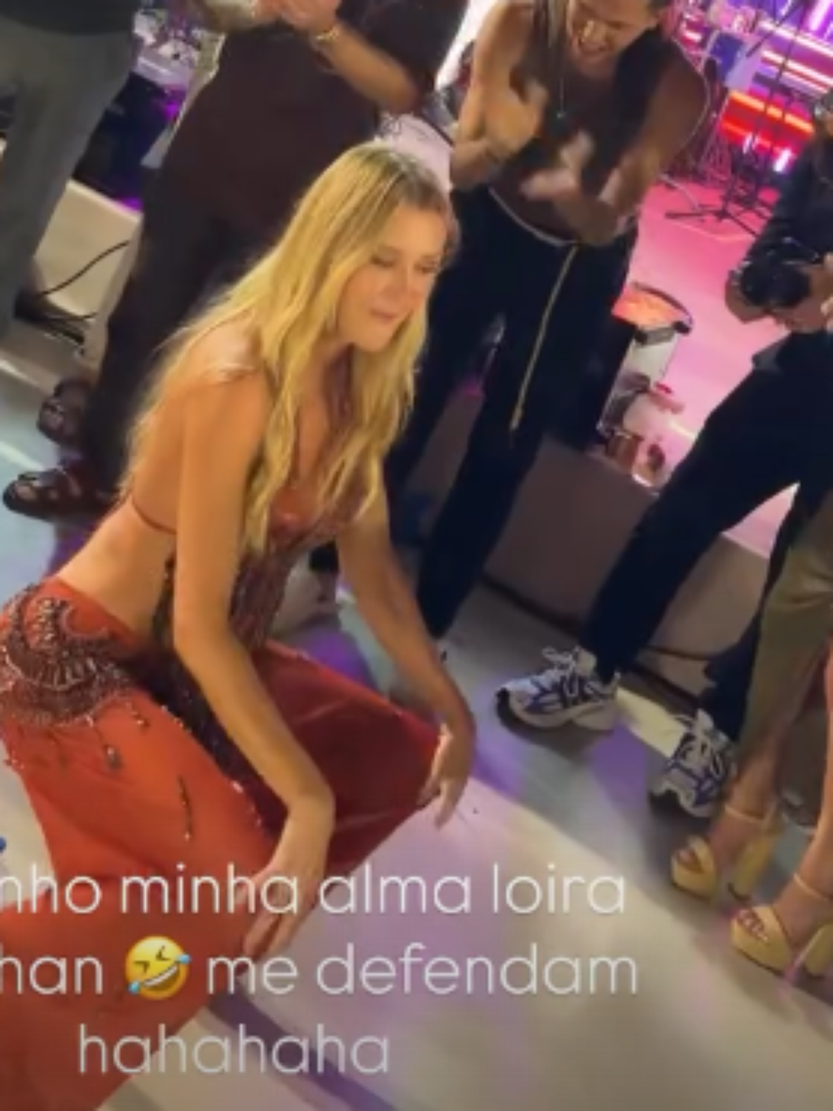 Ana Paula Siebert desce na 'boquinha da garrafa' durante show surpresa do É o Tchan em festa de aniversário na Bahia