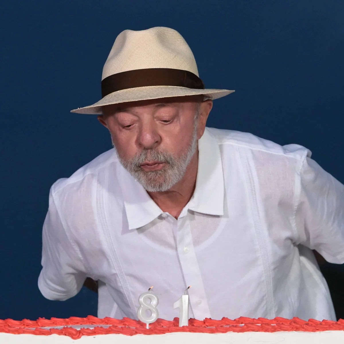 Apoiadores cantam parabéns para Lula e presidente agradece: "Gratidão"