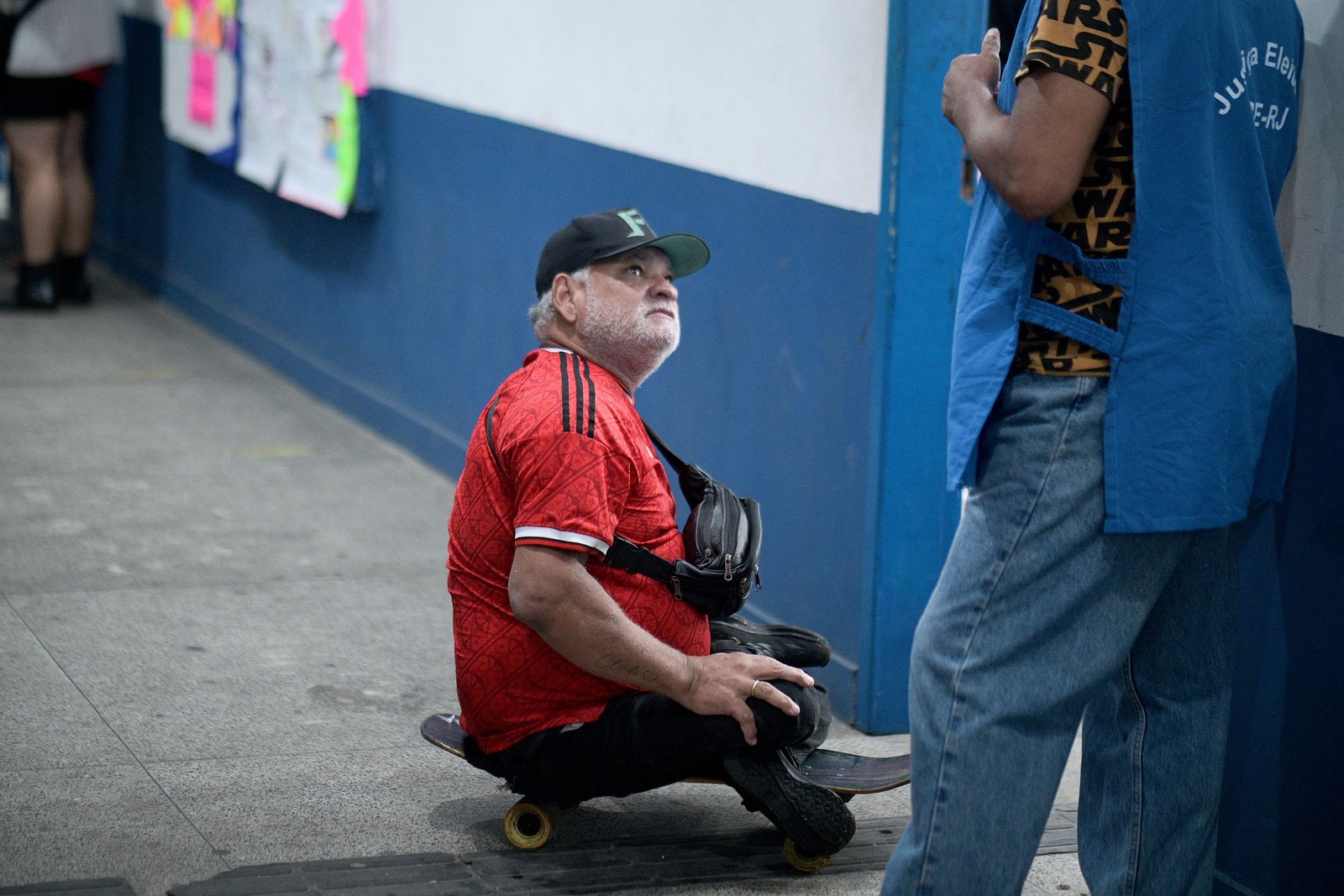 Eleitor deficiente vai votar no segundo turno — Foto: Tercio Teixeira/AFP