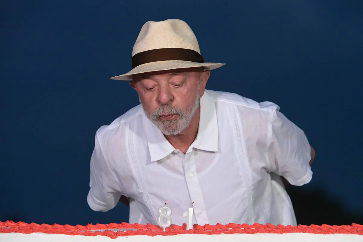 O presidente Luiz Inácio Lula da Silva apaga as velas do bolo e se emociona durante a comemoração de seu aniversário de 81 anos, no Palácio da Alvorada metropoles 1