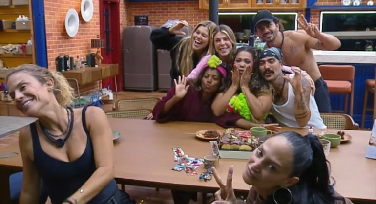 Cinquentou! Darlin Ferrattry comemora aniversário com almoço especial, mesa de doces e discurso