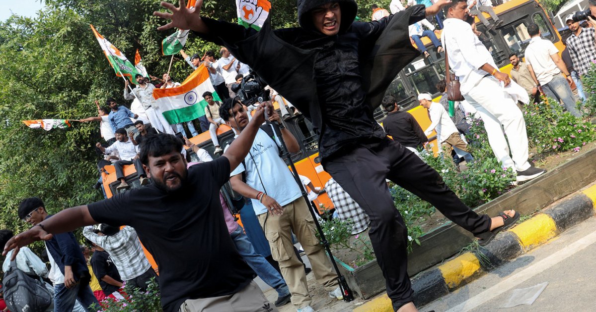 Jovens indianos mudam táticas à medida que a polícia endurece a repressão contra protestos eleitorais