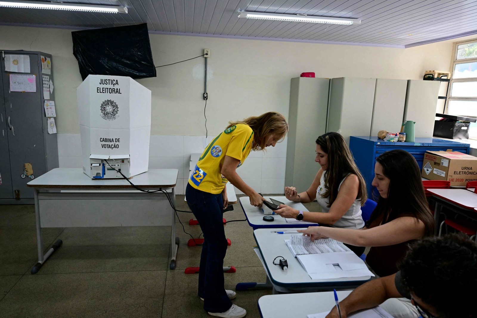 Eleitora vota durante o segundo turno da eleição presidencial em uma seção eleitoral em Brasília — Foto: PABLO PORCIUNCULA / AFP