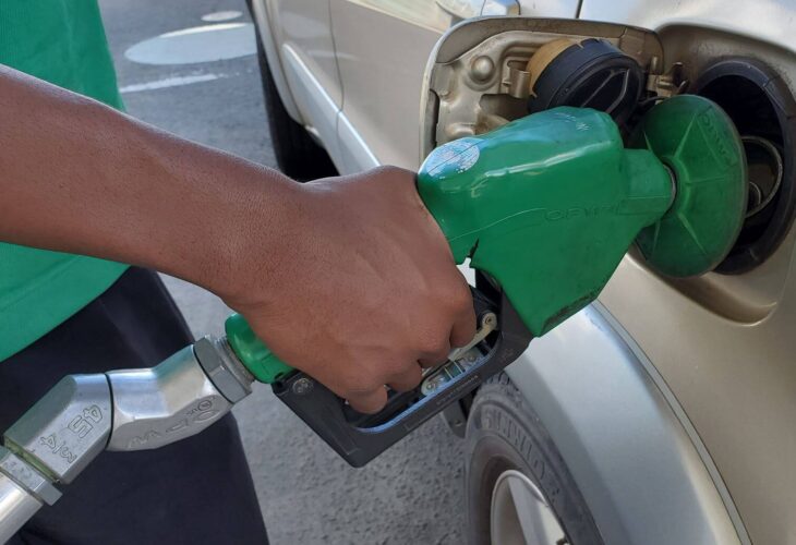 Os preços dos combustíveis permanecem estáveis enquanto o Governo aumenta os subsídios