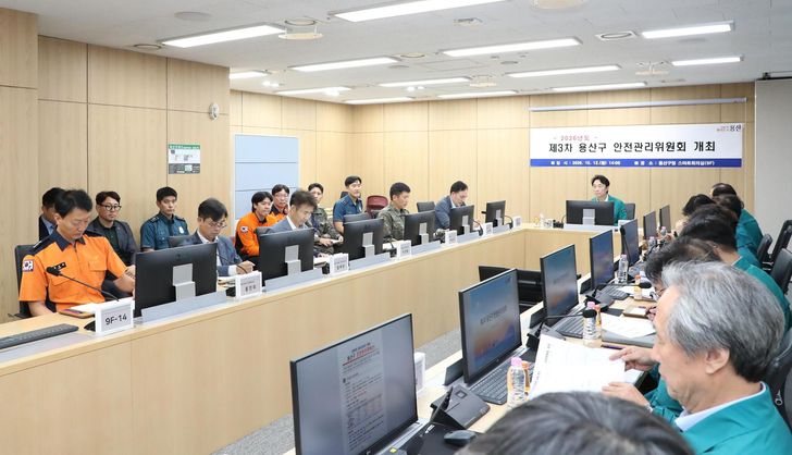 Yongsan District Office officials discuss crowd control measures for the upcoming Halloween season at a meeting in Yongsan, Seoul, Monday. Courtesy of Yongsan District Office
