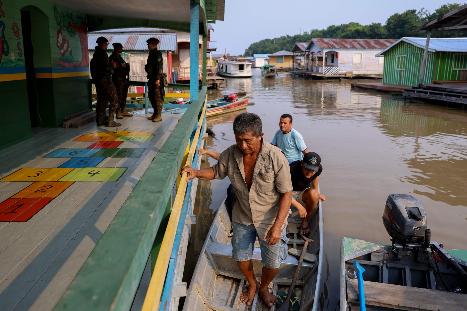 Eleitores chegam de barco a um local de votação na comunidade de Lago do Catalão, em Iranduba, no Amazonas, para votar durante o segundo turno das eleições presidenciais — Foto: Michael Dantas/AFP