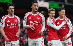 Mengapa William Saliba Tak Muncul pada Foto Tim Arsenal Musim 2026/2027?