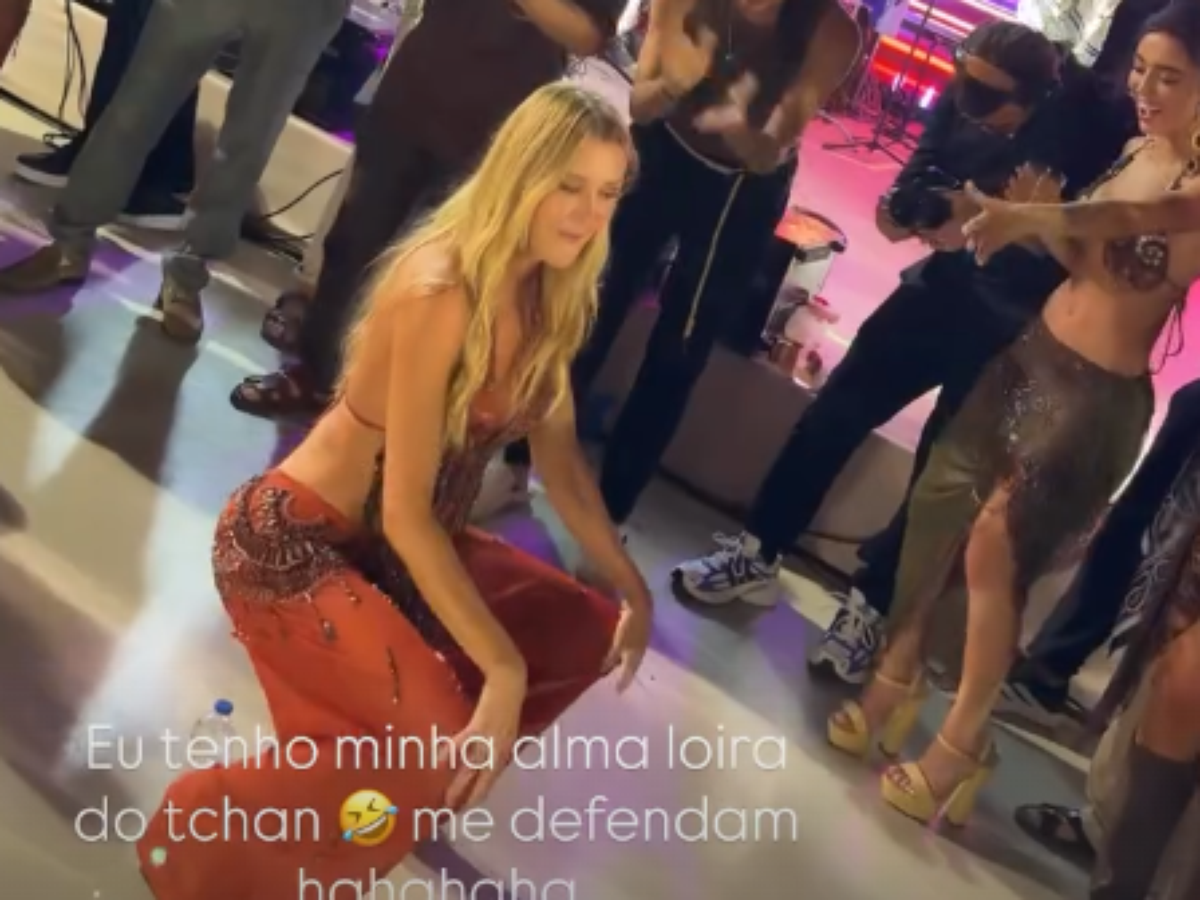 Ana Paula Siebert desce na 'boquinha da garrafa' durante show surpresa do É o Tchan em festa de aniversário na Bahia