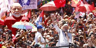 O presidente da Rep&uacute;blica, Luiz In&aacute;cio Lula da Silva (PT), candidato &agrave; reelei&ccedil;&atilde;o, em caminhada em Ceil&acirc;ndia, na regi&atilde;o administrativa do Distrito Federal, ao lado do candidato do PT ao governo distrital, Leandro Grass, nesta sexta-feira, 9 Foto: Estad&atilde;o Conte&uacute;do/Wilton Junior