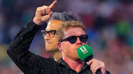 El "Canelo" condujo junto a Jaime Camil el medio tiempo del juego entre México e Inglaterra durante la pasada Copa del Mundo